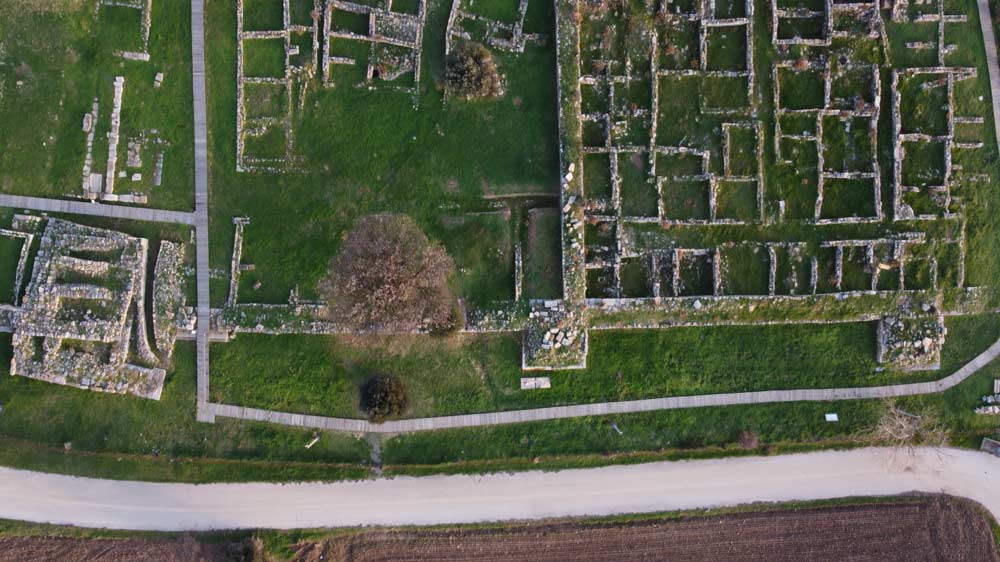 Steingefasste Straßen und Befestigungsmauern in der antiken Stadt Mesimvria in Evros